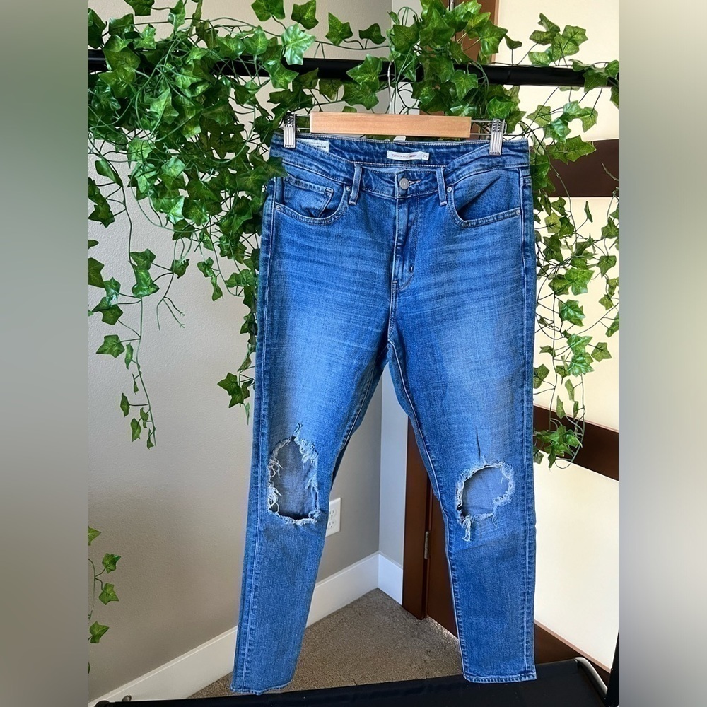 Levi high rise skinny straight leg distressed jeans size 29